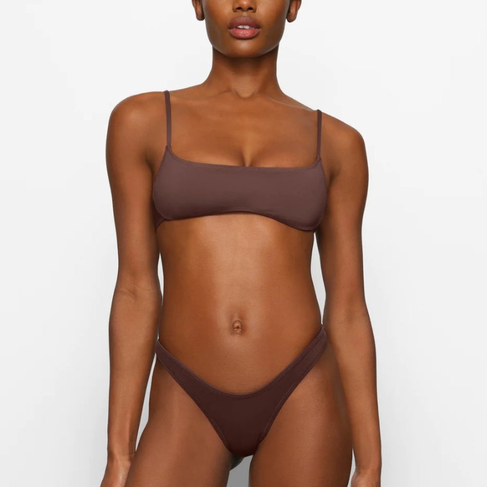 SKIMS Recycled Swim Micro Scoop Bikini Top in Cocoa (Size 2X)
